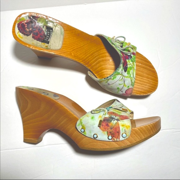 *STUART WEITZMAN* Butterfly Wooden Mule Wedge